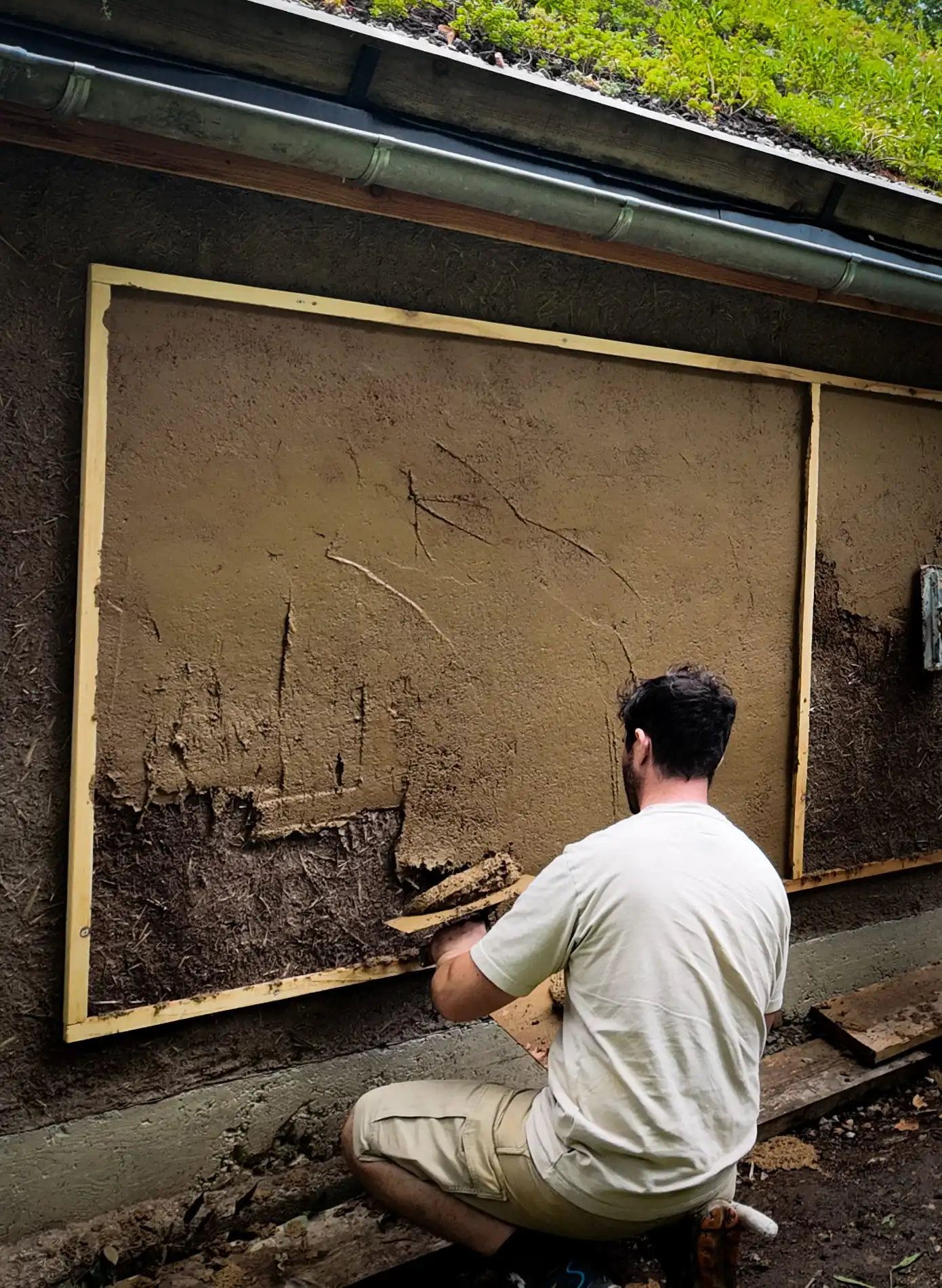 stagiaire qui enduit en terre lors de la formation oser la terre en auvergne